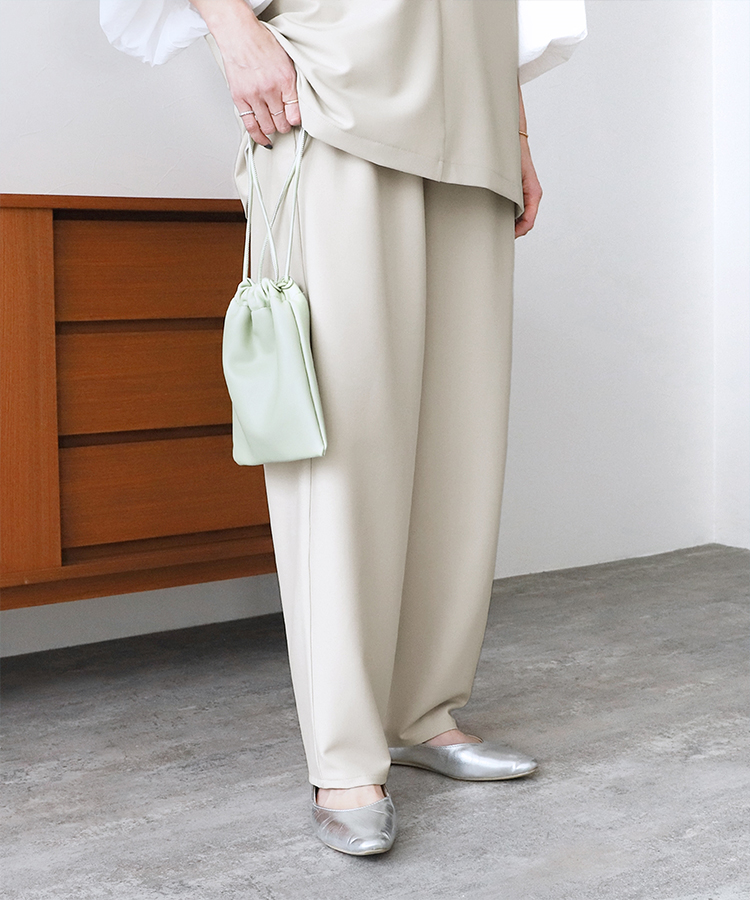 カーブタックパンツ